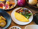 BRAEKFAST|ふわとろ食感のオムレツは、シェフが目の前で仕上げるライブキッチンならではの一皿。