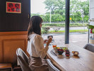 BREAKFAST|窓辺で味わう、ゆったりとした朝のひととき。心地よい一日がはじまります。