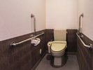 バリアフリー|手すりを備えた安心設計のトイレで、快適にご利用いただけます。