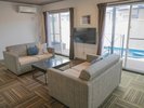 VOD対応のコテージ(お部屋によりソファが異なります)