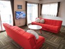 VOD対応のコテージ(お部屋によりソファが異なります)