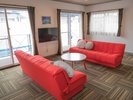 VOD対応のコテージ(お部屋によりソファが異なります)