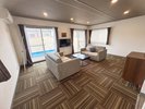 VOD対応のコテージ(お部屋によりソファが異なります)
