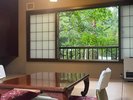 窓からの豊かな自然をお楽しみください