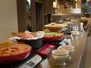 種類豊富な朝食バイキング(画像はガーデンテラス・プランやお部屋により朝食内容や会場は替わります)