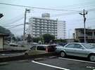 敷地外駐車場から見たホテル