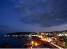「ビーチビュー」客室からの夜景。