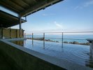 海辺の露天風呂・源泉かけ流し。露天風呂から見る日の出や月の巡りは格別です。