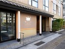 左手にホテルがございます!