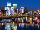 周辺観光/【中州】屋形船と共に楽しむ情緒ある風景。夜屋台やグルメ、ナイトライフを満喫。/提供:福岡市