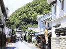 竹原の町並み保存地区の落ち着いた通り。歴史ある町家が並ぶ情緒あふれる風景。