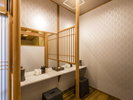 女湯脱衣所にはパウダーコーナーもご用意いたしました
