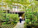 暖簾をくぐると、若竹の香りに包まれた中庭が♪