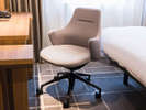�y���i�z�V���O��(Biz style)�EOKAMURA��Lives Work Chair�����p�ӂ��Ă���܂��B