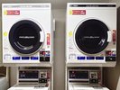 【コインランドリー】1Fベンダールーム内に洗濯機(¥300)・乾燥機(¥100/10分)を設置しております。
