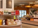 ショップ/地元のお土産や酒類を取り揃えております。