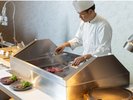 ディナーのライブキッチンでは焼きたてのむなかた牛ステーキをお楽しみた抱けます。