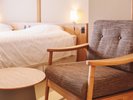 【スタンダード客室ツイン】1人掛けソファを2脚ご用意。