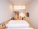 天井の高い部屋をリノベーションし、広々と感じていただける客室を実現いたしました。