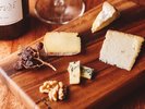 チーズ各種。フランスを中心に個性的な珍しいチーズを豊富に取り揃えています。