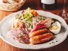 シャルキュトリー。フランス語で肉屋さんの意。ハム・ベーコン・パテなど加 工肉の盛り合わせ。