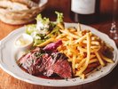 ステーキ&フレンチフライ。フランスで最も人気のある国民食。定番の赤ワインソース で。