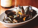 ムール貝の白ワイン蒸し。フランスの定番&B級グルメ。ムール貝は白ワインで蒸すのが基本の味。