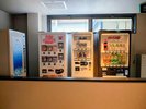 左から製氷機、カップ麺、お酒、ジュースなどの飲料を販売しております。