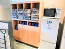 右側に共用の冷凍庫付き冷蔵庫、左側に浴衣・帯をご用意しております。