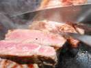 *【夕食バイキング一例】焼きたてステーキはお好みの焼き加減をお申しつけ下さい。