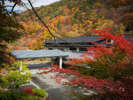 秋の紅葉と山水閣外観