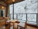 新館2間渓川側 和室 雪景色をご堪能ください