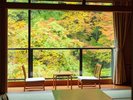 紅葉の頃 新館川側客室