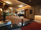 山水閣フロント お客様をご案内中
