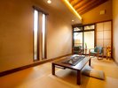 【新館・秋月】秋をイメージした和室で、月の小窓、障子から漏れる柔らかい光は外の世界を遮断し籠れます。