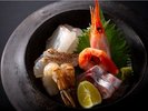 【お造り】香住の漁港にその日揚がった新鮮な魚介類をお造りでどうぞ。