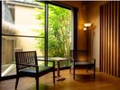 【新館・夏水】波をイメージしたステンドグラスが印象的で、開放感ある大きな窓からは、自然光が入ります。
