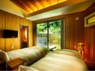 【新館・冬香】部屋全体にふんだんに木を使った心地良い和洋室。専用の坪庭とウッドデッキ付。