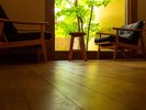 【ラウンジ】日本の伝統的な素材と天然木が使われた、優しい光が差し込むラウンジでゆったりと。