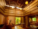 【ラウンジ】日本の伝統的な素材と天然木が使われた、優しい光が差し込むラウンジでゆったりと。