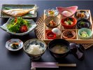 【朝食】大吉の朝食の主役は、「ご飯」。粒の立った甘い自家製コシヒカリ米の美味しさに舌鼓!