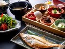 【朝食】大吉の朝食の主役は、「ご飯」。粒の立った甘い自家製コシヒカリ米の美味しさに舌鼓!