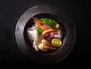 【お造り】香住の漁港にその日揚がった新鮮な魚介類をお造りでどうぞ。