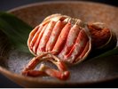 【セコ蟹】美しく盛り付けられたセコ蟹は、濃厚な内子とプチプチの外子を味わってください。
