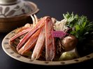 【蟹ちり鍋】活蟹を使った蟹ちり鍋は、昆布などであっさりと風味をつけた出汁で、素材の旨味を感じて!