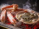【焼き蟹】炭火で香ばしく焼き上げる活松葉蟹の焼き蟹は、ぷっくりとした身、濃厚な味噌が極上です。