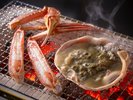 【焼き蟹】炭火で香ばしく焼き上げる活松葉蟹の焼き蟹は、ぷっくりとした身、濃厚な味噌が極上です。