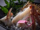 【蟹刺し】活松葉蟹の蟹刺しは繊維の旨味を感じられ、産地ならではの味わいです。