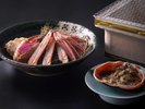 【焼き蟹】炭火で香ばしく焼き上げる活松葉蟹の焼き蟹は、身がぷっくりとして半生が食べごろです。