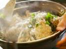 春食材の炊き込みご飯。季節ごとに食材を変える人気メニュー。 一例